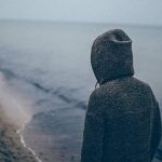 Klinická psychologička vysvetľuje, prečo by sme sa nemali snažiť o prekonanie zármutku