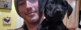 Nepočujúci mladý muž si z útulku adoptoval nepočujúceho psíka a naučil ho znakovú reč